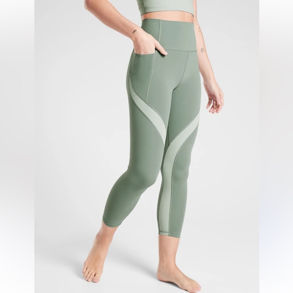 Athleta Salutation Stash Pocket 7/8 Leggings in sea foam green size small